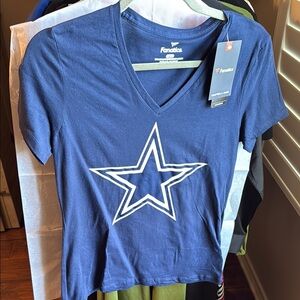 (NWT) Cheer on the Dallas Cowboys with this Women’s logo tee